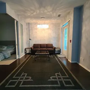 Luxury Lakefront Condo+free Parking+pool+gym+patio , Toronto Canada